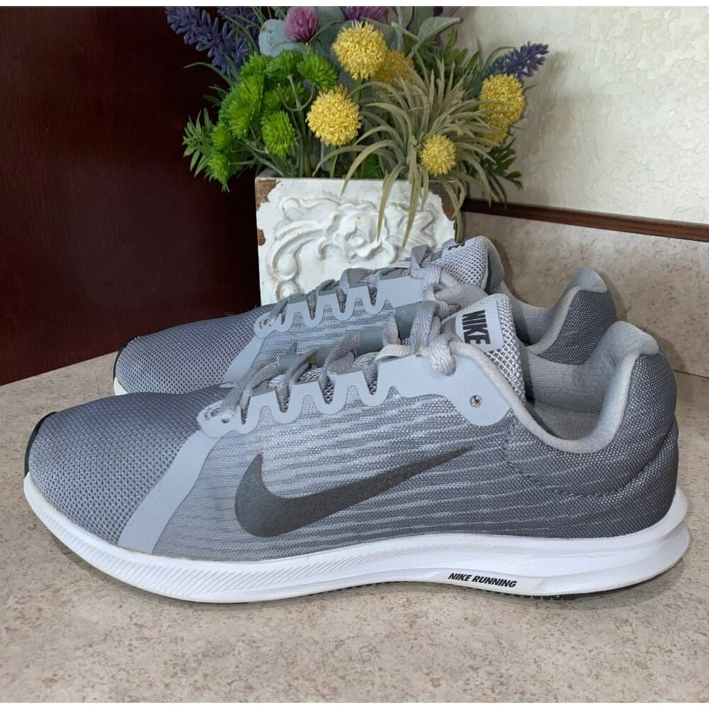 Nike Womens Running Shoes Size 8 Gray White Mesh Lightweight Athletic Sneakers